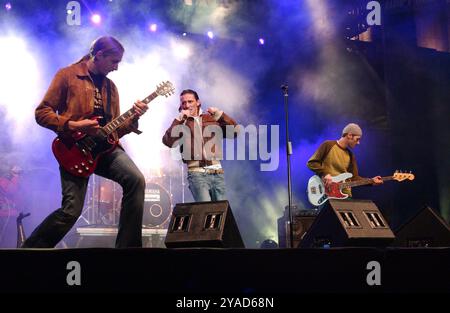 Milano Italia 09/11/2004: Kekko alias Francesco Silvestre, cantante di Modà, gruppo pop rock italiano, durante il concerto dal vivo di radio Italia "oltre ogni muro" Foto Stock