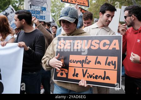 Madrid, Spagna. 13 ottobre 2024. Decine di migliaia di persone partecipano a una manifestazione per chiedere il diritto a un alloggio decente a Madrid il 13 ottobre 2024 Spagna credito: SIPA USA/Alamy Live News Foto Stock