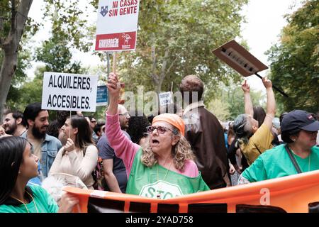 Madrid, Spagna. 13 ottobre 2024. Decine di migliaia di persone partecipano a una manifestazione per chiedere il diritto a un alloggio decente a Madrid il 13 ottobre 2024 Spagna credito: SIPA USA/Alamy Live News Foto Stock