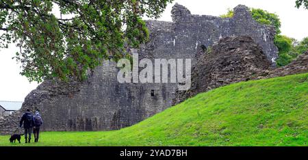 Coppia che cammina un cane al St Quentin's Castle, Cowbridge, vale of Glamorgan, Galles del Sud. Presa ottobre 2024 Foto Stock