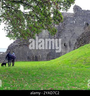 Coppia che cammina un cane al St Quentin's Castle, Cowbridge, vale of Glamorgan, Galles del Sud. Presa ottobre 2024 Foto Stock