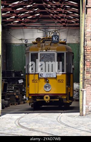 Un tram d'epoca nel deposito dei tram, Budapest, Ungheria, giugno 2024 Foto Stock