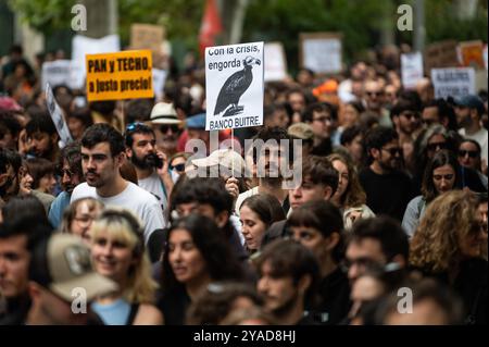 Madrid, Spagna. 13 ottobre 2024. Persone che portano cartelli durante una protesta. Migliaia di persone hanno dimostrato di chiedere il diritto a un alloggio dignitoso e prezzi di affitto equi. Crediti: Marcos del Mazo/Alamy Live News Foto Stock