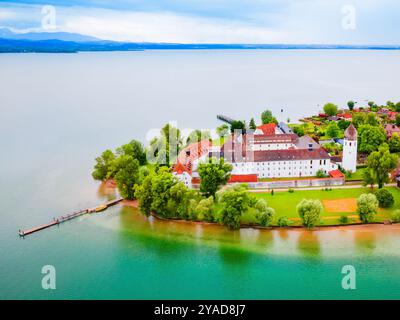 Frauenchiemsee o Frauenworth Abbey vista panoramica aerea, è un'abbazia benedettina sull'isola di Frauenchiemsee nel lago di Chiemsee, in Baviera a Germ Foto Stock