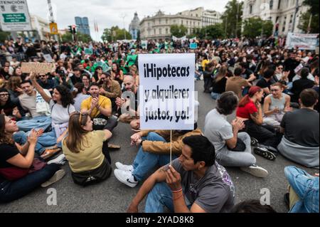 Madrid, Spagna. 13 ottobre 2024. Persone che portano cartelli durante una protesta. Migliaia di persone hanno dimostrato di chiedere il diritto a un alloggio dignitoso e prezzi di affitto equi. Crediti: Marcos del Mazo/Alamy Live News Foto Stock