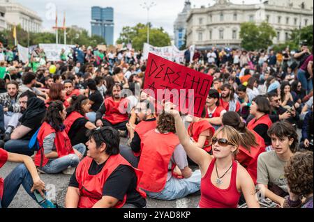 Madrid, Spagna. 13 ottobre 2024. Persone che portano cartelli durante una protesta. Migliaia di persone hanno dimostrato di chiedere il diritto a un alloggio dignitoso e prezzi di affitto equi. Crediti: Marcos del Mazo/Alamy Live News Foto Stock