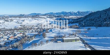 Ausblick auf den Wintersportort Nesselwang am Alpenrand im Allgäu Herrlicher Winter-Nachmittag bei Nesselwang am Skigebiet Alpsitz Nesselwang Bayern D Foto Stock