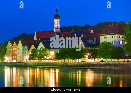 Fiume Lech nella città di Landsberg am Lech nella Baviera sud-occidentale, Germania Foto Stock