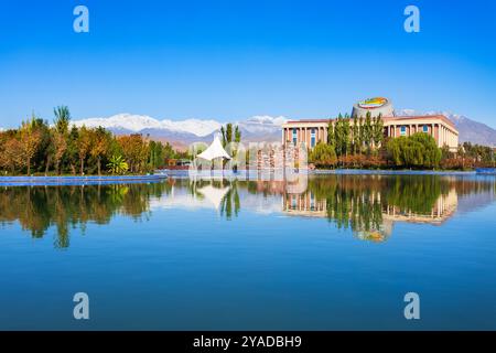 Dushanbe, Tagikistan - 20 ottobre 2022: Lago artificiale presso il Parco Flagpole e il Museo Nazionale del Tagikistan. È un museo a Dushanbe, capitale c Foto Stock