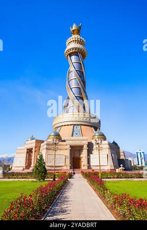Dushanbe, Tagikistan - 20 ottobre 2022: Il complesso Istiklol a Dushanbe. Istiklol o Torre indipendenza e libertà è un nuovo simbolo della città di Dushanbe Foto Stock