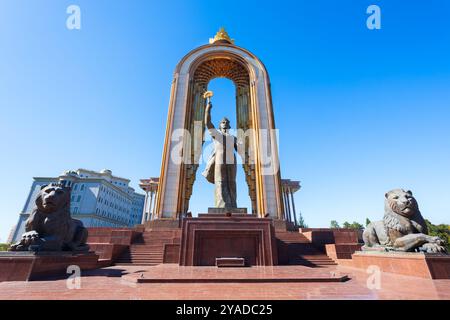 Dushanbe, Tagikistan - 21 ottobre 2022: Statua di Ismoil Somoni nella città di Dushanbe, Tagikistan. Il monumento Ismoil Somoni si trova in piazza Dousti Foto Stock