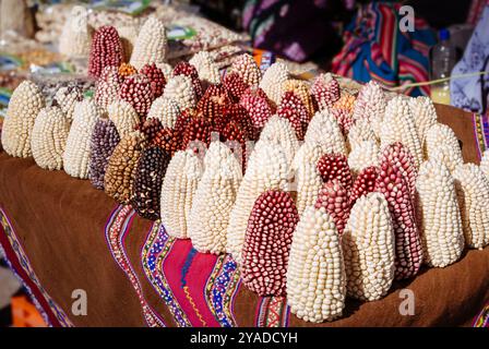 Mirador Cruz del Condor, Perù, 29 aprile 2009: Bountiful Harvest: Una vivace mostra di tradizionale mais peruviano al mercato della Valle di Colca Foto Stock