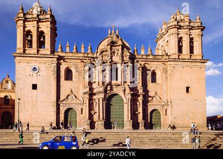 Cusco, Perù, 6 maggio 2009: Maestosa cattedrale barocca sotto un cielo blu nella Plaza Mayor di Cusco Foto Stock