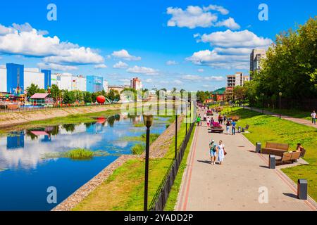 IVANOVO, RUSSIA - 07 AGOSTO 2020: Passeggiata lungo il fiume Uvod nel centro di Ivanovo. Ivanovo fa parte dell'anello d'Oro della Russia. Foto Stock