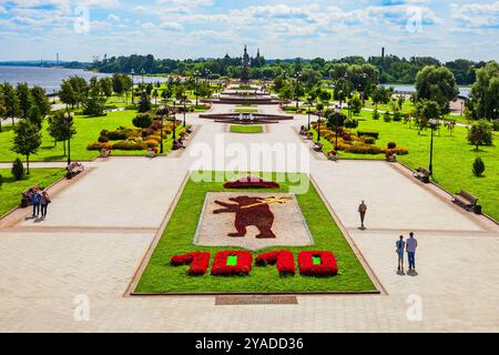 YAROSLAVL, RUSSIA - 05 AGOSTO 2020: Scultura dell'orso nel parco pubblico di Strelka nel centro della città di Yaroslavl, anello d'Oro della Russia. L'orso è un simbolo di Foto Stock