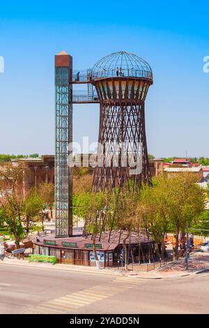 Bukhara, Uzbekistan - 16 aprile 2021: La torre dell'acqua di Bukhara o la torre di Shukhov si trova di fronte alla fortezza di Arca nella città di Bukhara, Uzbekistan Foto Stock