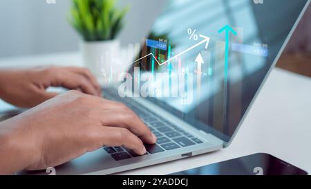 Una donna d'affari sta mostrando un ologramma virtuale crescente di dashboard analitiche con grafici, mercato azionario, crescita aziendale, progresso o concetto di successo, in Foto Stock