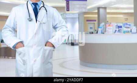 Medico intelligente con uno stetoscopio intorno al collo sull'ospedale sfondo sfocato, concetto di tecnologia medica sanitaria, spazio copia, effetto colore a. Foto Stock