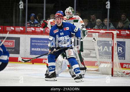 (v.l.n.r.) Zach Senyshyn (Schwenninger Wild Wings #89) Markus Keller (Augsburger Panther) Schwenninger Wild Wings gegen Augsburger Panther Eishockey, DEL, Spieltag 9, Saison 2024/2025, 13.10.2024 foto: Eibner-Pressefoto/Sven Laegler Foto Stock