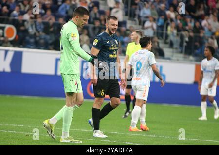 Dragan Rosic (12), Djordje Crnomarkovic (5) della Vojvodina visto durante la partita di calcio della Winline Super Series tra Zenit San Pietroburgo e Vojvodina Serbia alla Gazprom Arena. Punteggio finale; Zenit 4:1 Vojvodina. Foto Stock