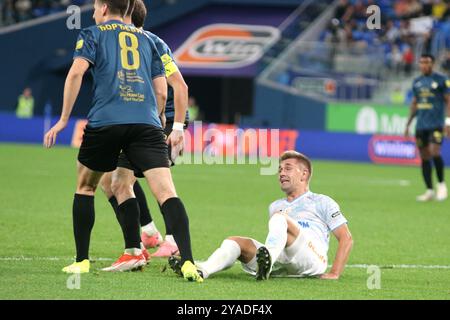 Yuri Gorshkov (4) di Zenit, Stefan Djordjevic (8) di Vojvodina visto in azione durante la partita di calcio Winline Super Series tra Zenit San Pietroburgo e Vojvodina Serbia alla Gazprom Arena. Punteggio finale; Zenit 4:1 Vojvodina. Foto Stock