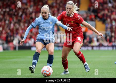 Liverpool, Regno Unito. 13 ottobre 2024. Anfield, Liverpool, Inghilterra, 13 ottobre 2024: Alex Greenwood (5 Manchester City) controlla la palla durante la partita di Barclays Womens Super League tra Liverpool e Manchester City ad Anfield a Liverpool, Inghilterra. (Sean Chandler/SPP) credito: Foto SPP Sport Press. /Alamy Live News Foto Stock