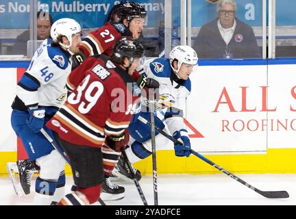 13 ottobre 2024, Loveland, Colorado, Stati Uniti: Eagles C MARK SENDEN porta il puck p ice nel traffico durante la 3a Sabato d'epoca alla Blue Arena. I Roadrunners batterono gli Eagles 4-2. (Credit Image: © Hector Acevedo/ZUMA Press Wire) SOLO PER USO EDITORIALE! Non per USO commerciale! Foto Stock