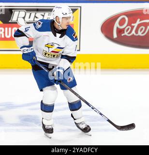 13 ottobre 2024, Loveland, Colorado, Stati Uniti: Eagles D JACOB MACDONALD aspetta un passaggio durante una partita di potere nel 1 °. Sabato d'epoca alla Blue Arena. I Roadrunners batterono gli Eagles 4-2. (Credit Image: © Hector Acevedo/ZUMA Press Wire) SOLO PER USO EDITORIALE! Non per USO commerciale! Foto Stock