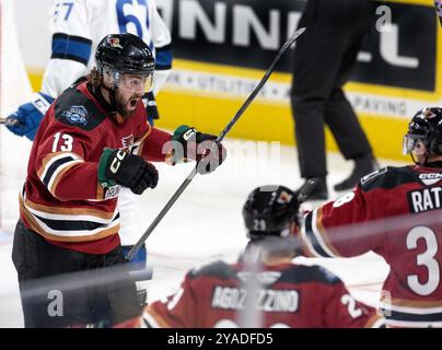 13 ottobre 2024, Loveland, Colorado, USA: Roadrunners RW EGOR SOKOLOV festeggia con i compagni di squadra dopo aver segnato un gol durante il 1°. Sabato d'epoca alla Blue Arena. I Roadrunners batterono gli Eagles 4-2. (Credit Image: © Hector Acevedo/ZUMA Press Wire) SOLO PER USO EDITORIALE! Non per USO commerciale! Foto Stock