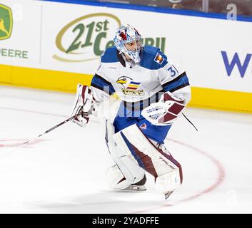 13 ottobre 2024, Loveland, Colorado, USA: Eagles G KEVIN MANDOLESE esce dalla sua rete per rompere una rottura da parte dei Roadrunnes durante il 3° Sabato d'epoca alla Blue Arena. I Roadrunners batterono gli Eagles 4-2. (Credit Image: © Hector Acevedo/ZUMA Press Wire) SOLO PER USO EDITORIALE! Non per USO commerciale! Foto Stock