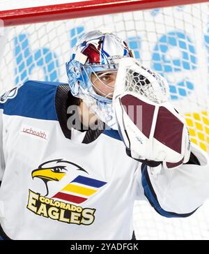 13 ottobre 2024, Loveland, Colorado, USA: Eagles G KEVIN MANDOLESE guarda il disco entrare nel guanto durante il primo. Sabato d'epoca alla Blue Arena. I Roadrunners batterono gli Eagles 4-2. (Credit Image: © Hector Acevedo/ZUMA Press Wire) SOLO PER USO EDITORIALE! Non per USO commerciale! Foto Stock