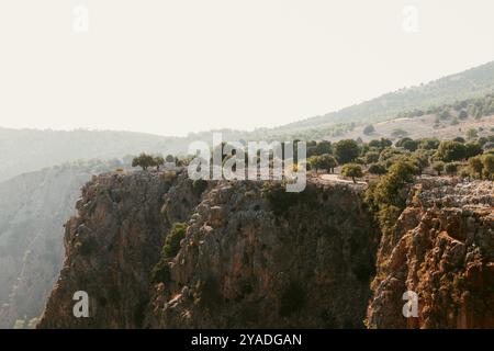 Il ponte di Aradena sulla Gola di Aradena nel sud della Canea Creta in Grecia è il ponte più alto per il bungee jumping in Grecia e il secondo più alto in Europa Foto Stock