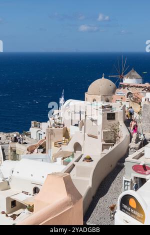 SANTORINI, GRECIA - 30 settembre 2024: Immergiti nel fascino di Mykonos, Grecia, con questa splendida fotografia. Conosciuto per il suo iconico white-wa Foto Stock