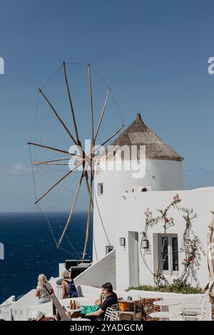 SANTORINI, GRECIA - 30 settembre 2024: Immergiti nel fascino di Mykonos, Grecia, con questa splendida fotografia. Conosciuto per il suo iconico white-wa Foto Stock