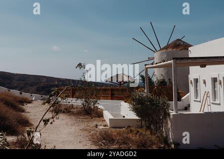 SANTORINI, GRECIA - 30 settembre 2024: Immergiti nel fascino di Mykonos, Grecia, con questa splendida fotografia. Conosciuto per il suo iconico white-wa Foto Stock