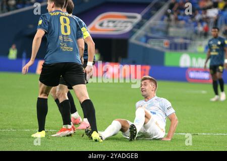 San Pietroburgo, Russia. 12 ottobre 2024. Yuri Gorshkov (4) di Zenit, Stefan Djordjevic (8) di Vojvodina visto in azione durante la partita di calcio Winline Super Series tra Zenit San Pietroburgo e Vojvodina Serbia alla Gazprom Arena. Punteggio finale; Zenit 4:1 Vojvodina. (Foto di Maksim Konstantinov/SOPA Images/Sipa USA) credito: SIPA USA/Alamy Live News Foto Stock