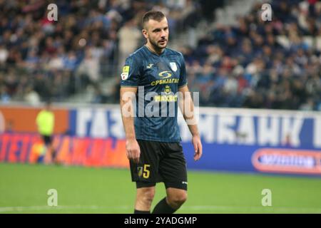 San Pietroburgo, Russia. 12 ottobre 2024. Djordje Crnomarkovic (5) della Vojvodina visto durante la partita di calcio della Winline Super Series tra Zenit San Pietroburgo e Vojvodina Serbia alla Gazprom Arena. Punteggio finale; Zenit 4:1 Vojvodina. (Foto di Maksim Konstantinov/SOPA Images/Sipa USA) credito: SIPA USA/Alamy Live News Foto Stock