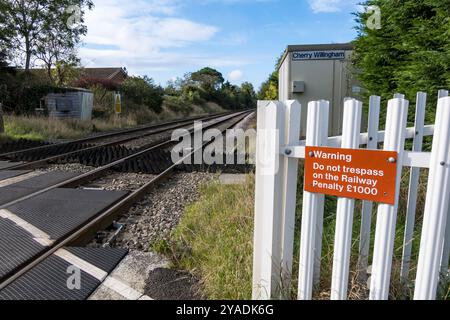 Ferrovia attraverso Cherry Willingham da Croft Lane Foto Stock