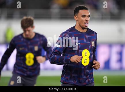 Il Trent Alexander-Arnold inglese si sta riscaldando in vista della partita del gruppo B2 della UEFA Nations League allo stadio olimpico di Helsinki in Finlandia. Data foto: Domenica 13 ottobre 2024. Foto Stock