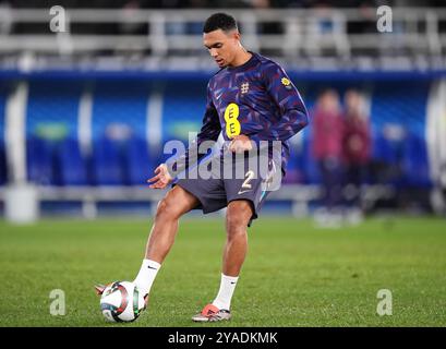 Il Trent Alexander-Arnold inglese si sta riscaldando in vista della partita del gruppo B2 della UEFA Nations League allo stadio olimpico di Helsinki in Finlandia. Data foto: Domenica 13 ottobre 2024. Foto Stock