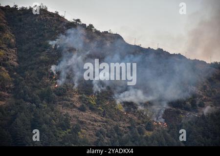 Srinagar, India. 13 ottobre 2024. Fiamme e fumo sorgono dalle colline di Zabarwan durante un incendio boschivo a seguito delle condizioni meteorologiche secche di Srinagar, la capitale estiva del Jammu e del Kashmir. (Foto di Saqib Majeed/SOPA Images/Sipa USA) credito: SIPA USA/Alamy Live News Foto Stock