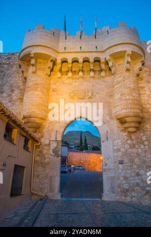 Porta medievale, Vista notte. Hita, provincia di Guadalajara, Castilla La Mancha, in Spagna. Foto Stock