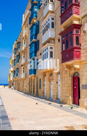 Edifici tradizionali maltesi con balconi colorati nel centro storico di la Valletta, Malta Foto Stock