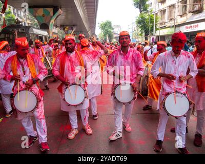 MUMBAI, INDIA - 28 settembre 2023: Migliaia di devoti suonano band di musica tradizionale e ballano per fare un salto a Lord Ganesha Foto Stock