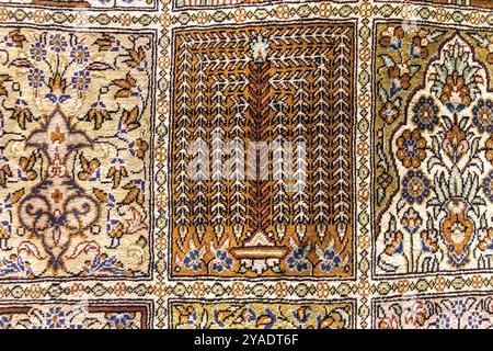 Prezioso tappeto in lana tinta naturale con il caratteristico Bukhara Foto Stock