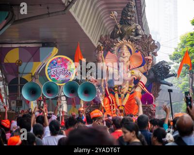 MUMBAI, INDIA - 28 settembre 2023: Migliaia di devoti si rivolgono al più alto Lord Ganesha con i colori a Mumbai durante Ganesh Visarjan Foto Stock