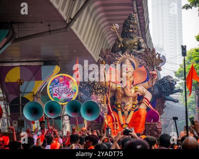 MUMBAI, INDIA - 28 settembre 2023: Migliaia di devoti si rivolgono al più alto Lord Ganesha con i colori a Mumbai durante Ganesh Visarjan Foto Stock