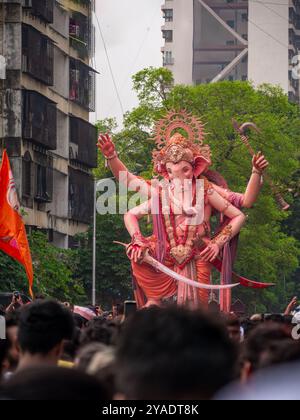 MUMBAI, INDIA - 28 settembre 2023: Migliaia di devoti si rivolgono al più alto Lord Ganesha con i colori a Mumbai durante Ganesh Visarjan Foto Stock