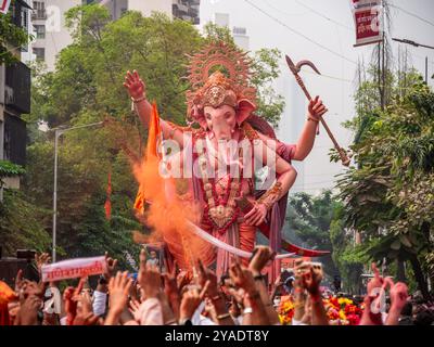 MUMBAI, INDIA - 28 settembre 2023: Migliaia di devoti si rivolgono al più alto Lord Ganesha con i colori a Mumbai durante Ganesh Visarjan Foto Stock