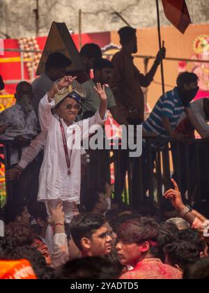 MUMBAI, INDIA - 28 settembre 2023: Migliaia di devoti suonano band di musica tradizionale e ballano per fare un salto a Lord Ganesha Foto Stock